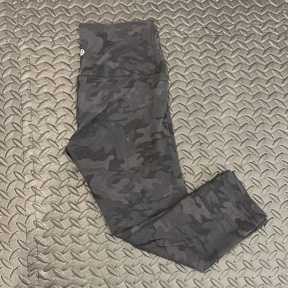 lululemon athletica Black Camo capri Leggings small